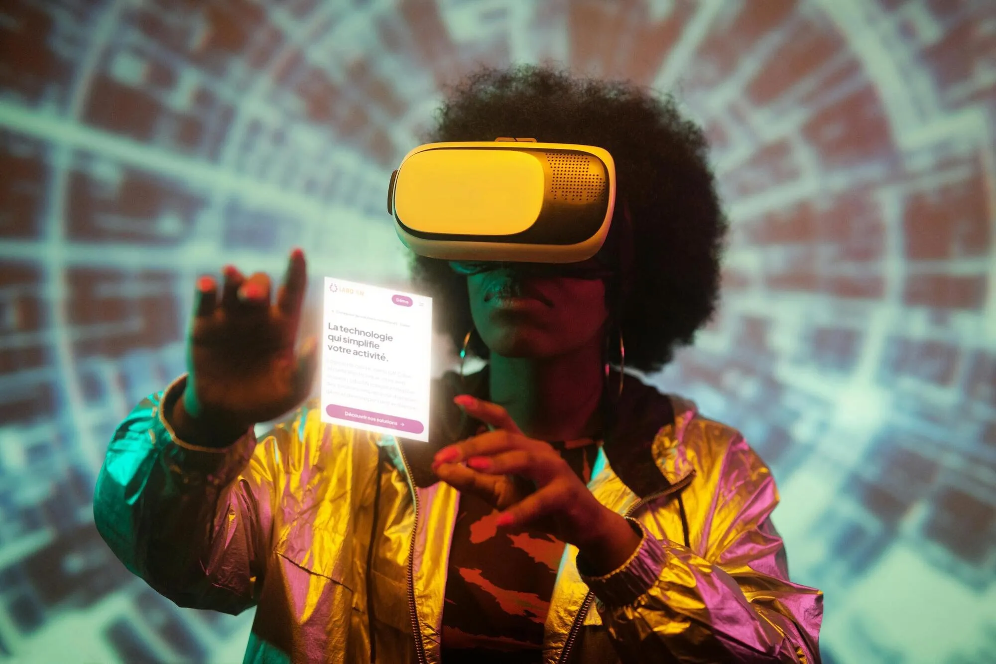 Femme portant un casque de réalité virtuelle, l’écran d’accueil du site LaboSN flottant entre ses mains