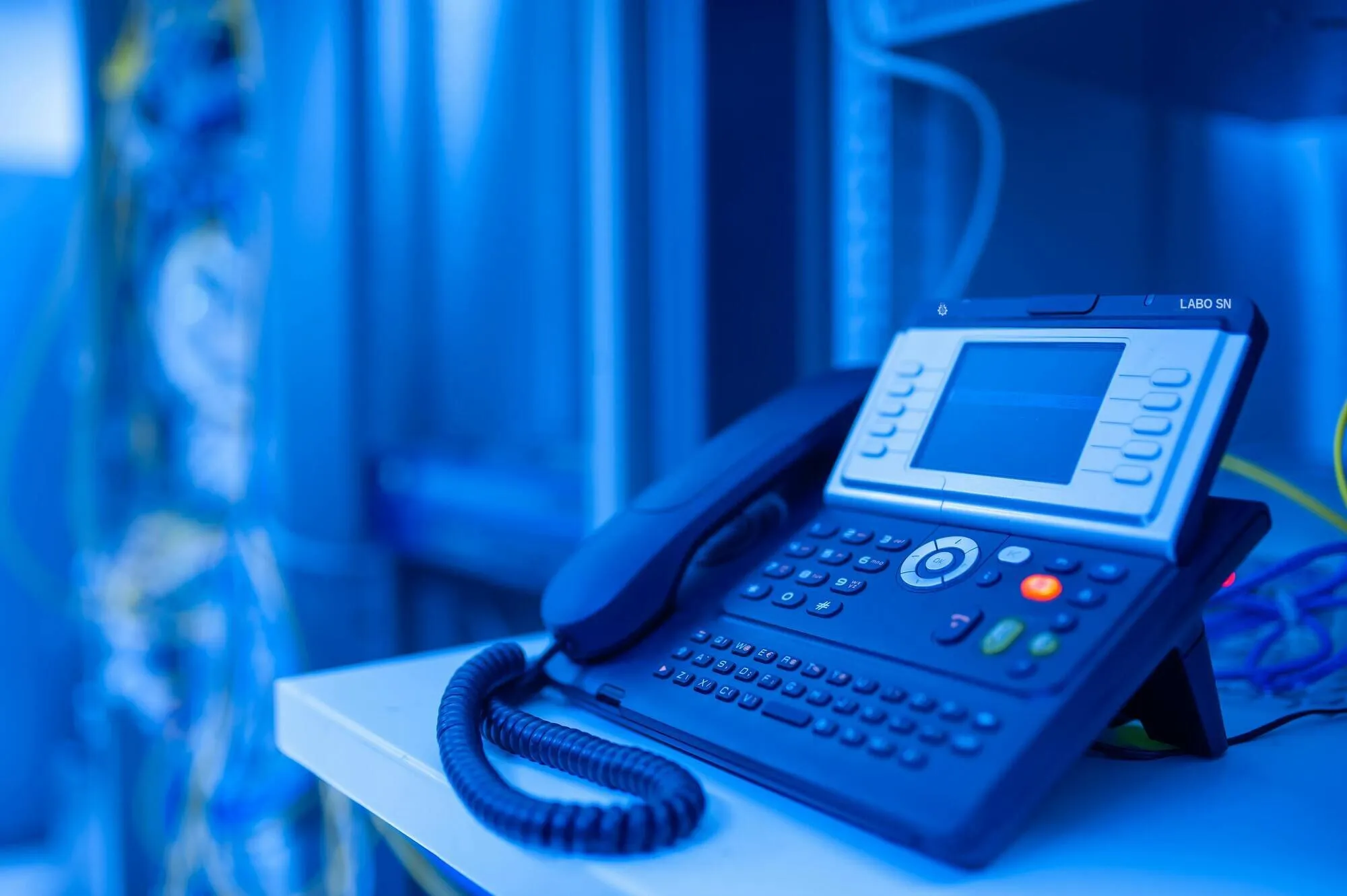 Téléphone IP de marque LaboSN dans une salle technique
